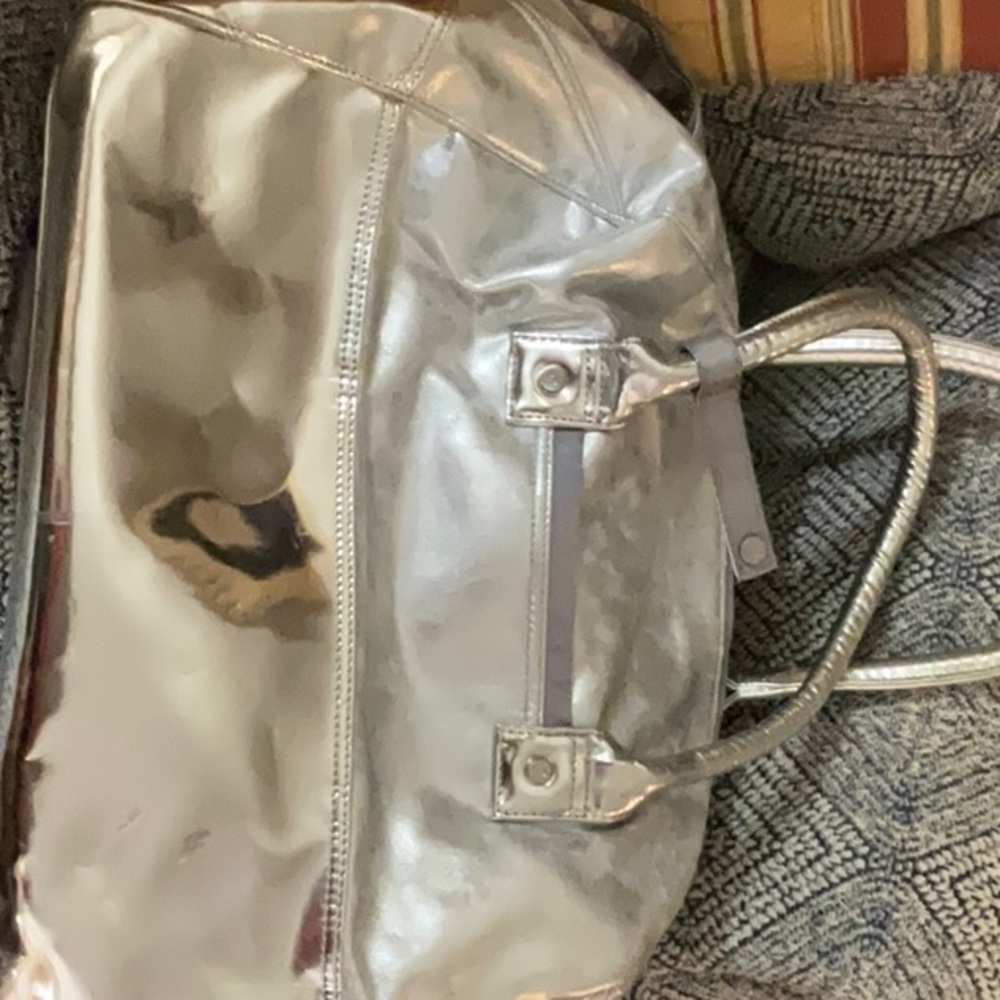 Lulu lemon - like new- large duffle bag. Pristine condition 18 x 12.5 in